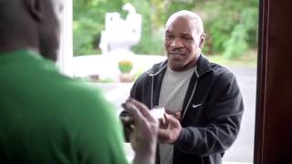 Mike Tyson regresa su pedazo de oreja a Evander Holyfield [upl. by Enilehcim]