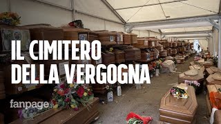 Roma cimiteri al collasso quotCentinaia di bare anche di morti per covid ammassate nei magazziniquot [upl. by Kendal764]