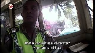 Opgelicht door de politie op Bali 20 dollar maar wel 4 bier  Oplichters in het buitenland [upl. by Crowell]