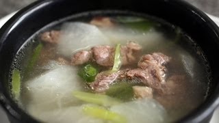 Beef and Radish Soup Soegogi Muguk 쇠고기무국 [upl. by Min]